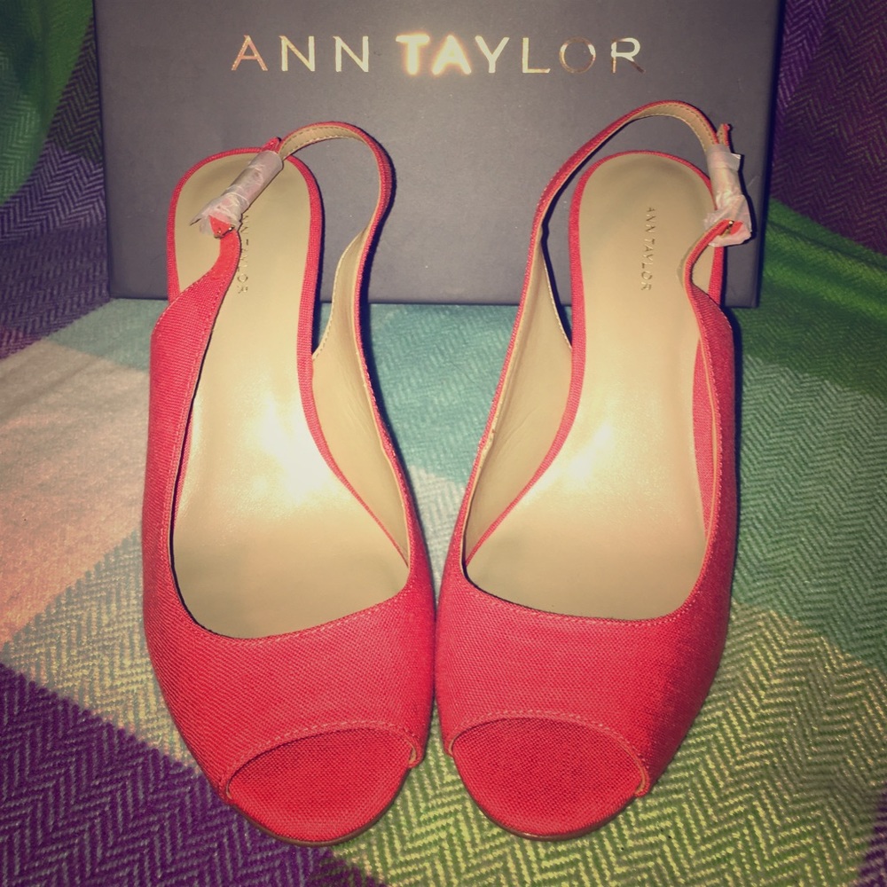 Ann Taylor “Aileen Slingback Linen” wedge
